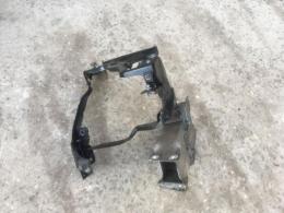 Кронштейн правой фары Mercedes C-Class (W204) 2006-2015