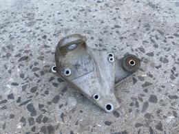 Кронштейн КПП правый Volkswagen Passat (B5+) 2000-2005