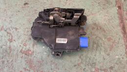 Замок задней левой двери Volkswagen Touareg (I) 2002-2010